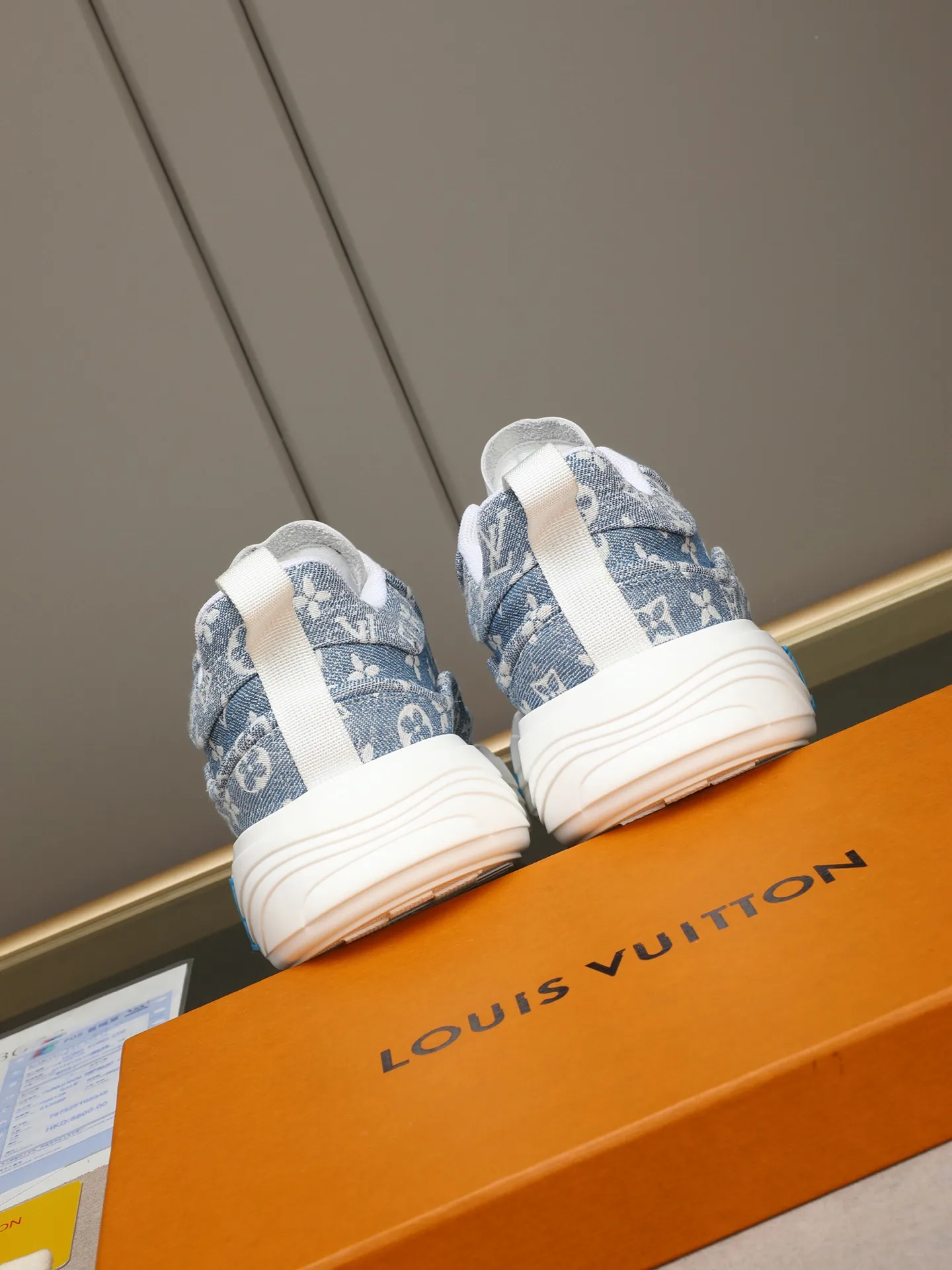 Men's shoes 💰560 LV are novel and fashionable, and the uppers are made of imported cowhide + LV special materials! Super trendy design! It’s eye-catching! The leather is soft, delicate, shiny and translucent, showing the ultimate in pure handcraftsmanship, and the mesh is soft, comfortable and breathable! Size: 39-44 (38 45 customized)